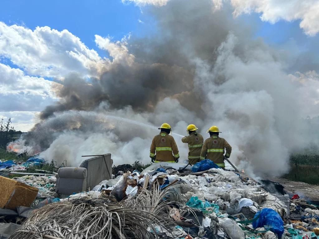 La mañana de este miércoles 17 de septiembre se registró un incendio que dejó al descubierto un basurero clandestino en el municipio de San Pedro Cholula, Puebla.
