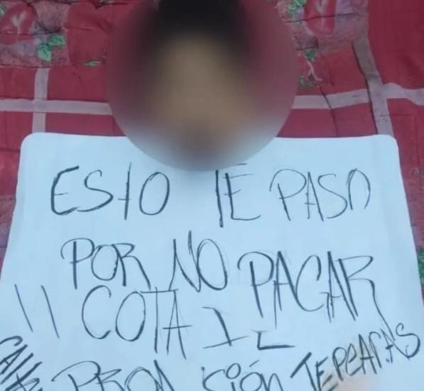 En el municipio de Acatzingo, Puebla dejaron una cabeza humana con un narcomensaje y autoridades alteraron la escena del crimen trasladándola a otro punto.