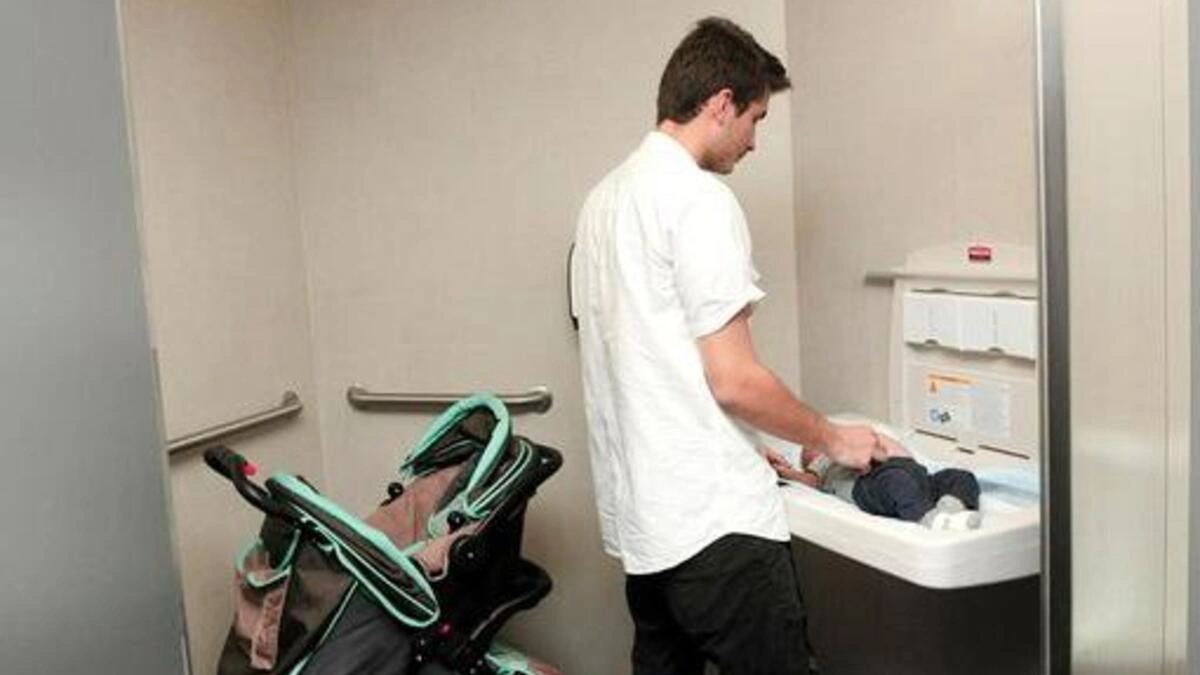 En Puebla deberán colocar cambiadores de pañales en baños de hombres y mujeres