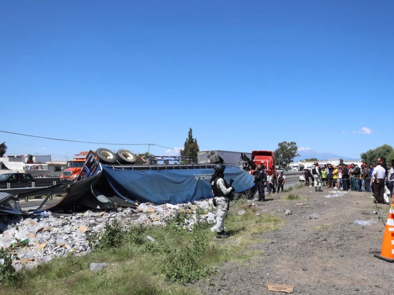 VIDEO: Hombres, mujeres y niños saquean camión de cerveza en la Puebla-Orizaba