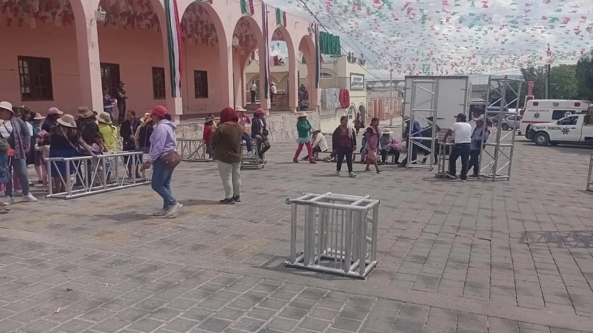 Por bloqueo de manifestantes cancelan el grito en Tlacotepec de Benito Juárez