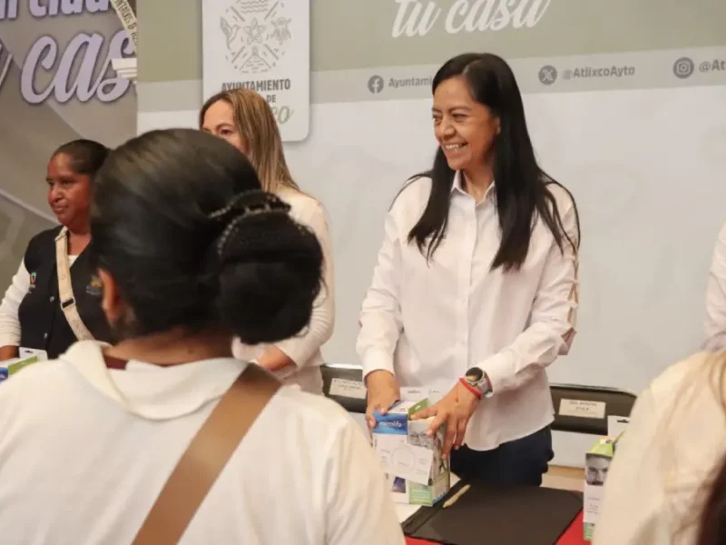 Ariadna Ayala Equipa con kits médicos a 30 casas de salud de Atlixco