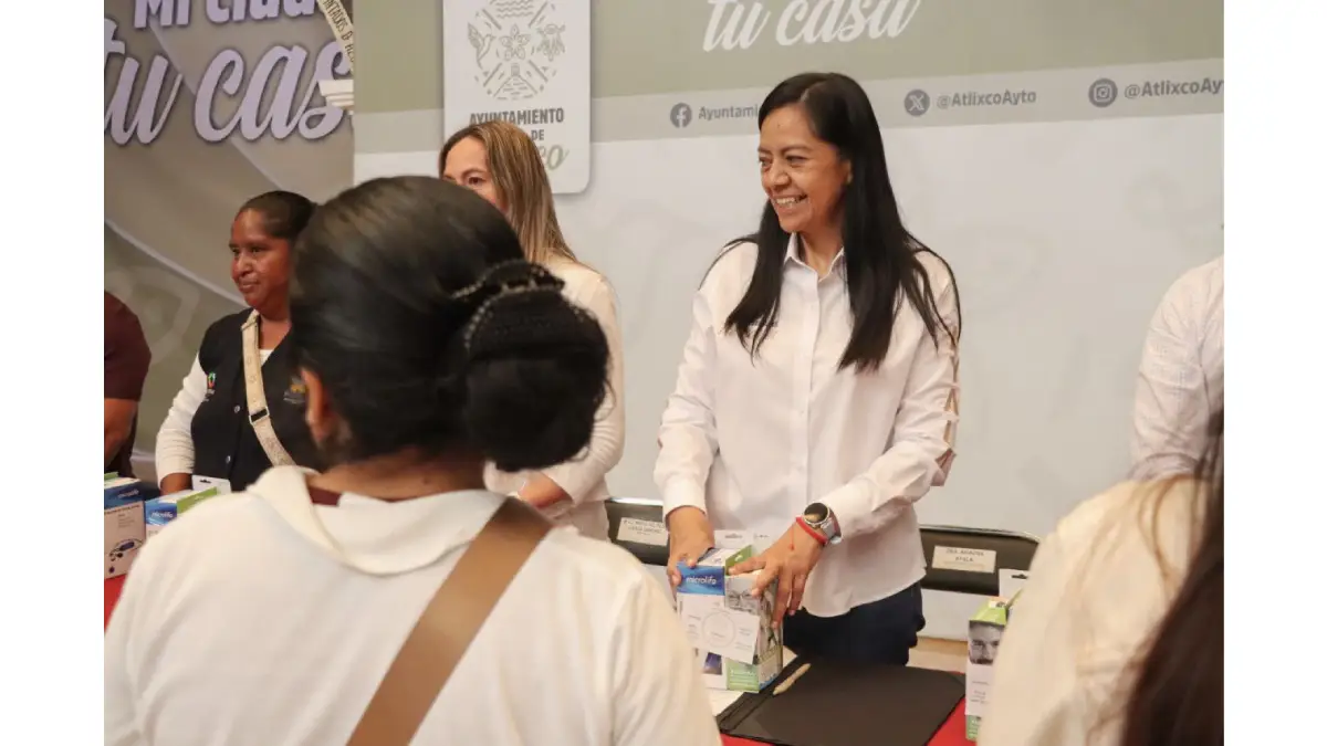 Ariadna Ayala Equipa con kits médicos a 30 casas de salud de Atlixco