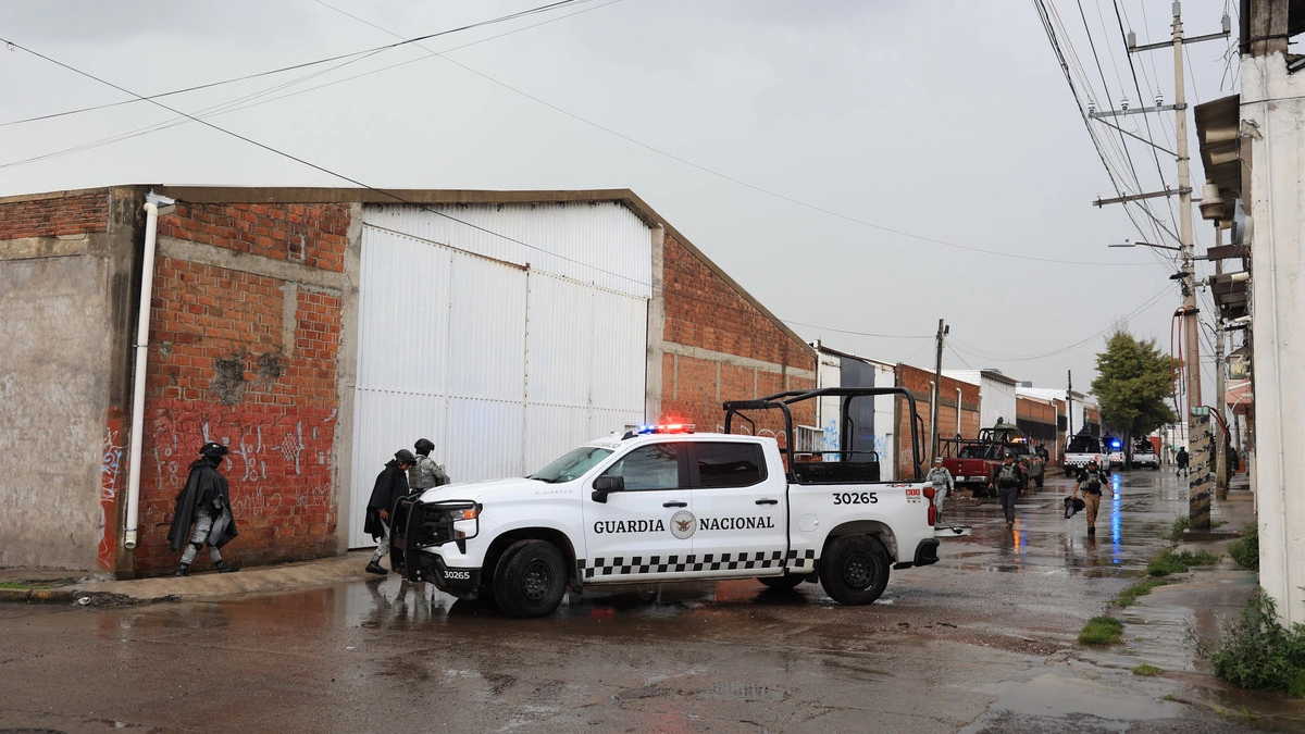 Guardia Nacional asegura bodegas con mercancía robada en la colonia Tepeyac
