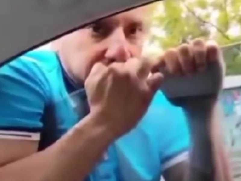VIDEO: Sujeto se cuelga de un automóvil en movimiento cerca del Parque Ecológico