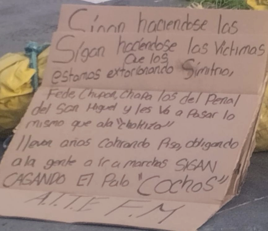 El cuerpo que la mañana de este lunes 15 de septiembre fue arrojado sobre el bulevar 5 de Mayo a la altura del Parque de Analco se lo adjudicó la Familia Michoacana.