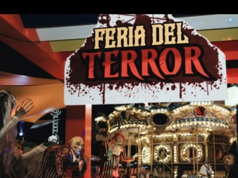 Personajes y escenario de horror en la Feria del Terror de Explanada Puebla