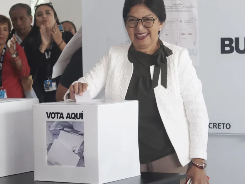 Es un día de fiesta democrática en la BUAP, dijo Lilia Cedillo al emitir su voto  