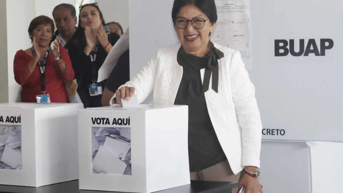 Es un día de fiesta democrática en la BUAP, dijo Lilia Cedillo al emitir su voto  