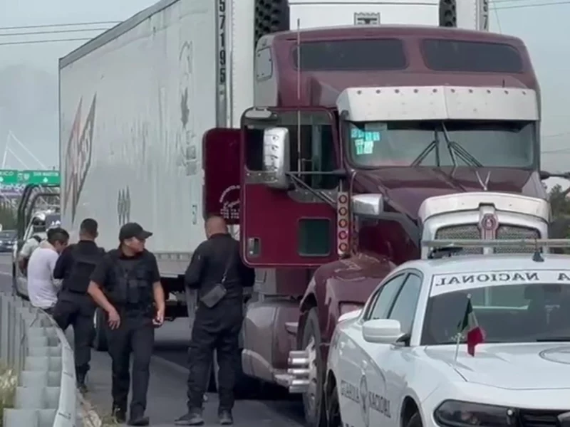 Frustran robo de tráiler en la Puebla-Orizaba y rescatan al operador