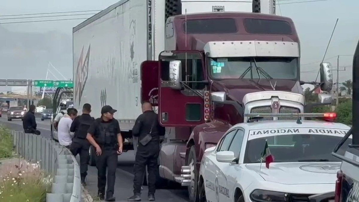 Frustran robo de tráiler en la Puebla-Orizaba y rescatan al operador