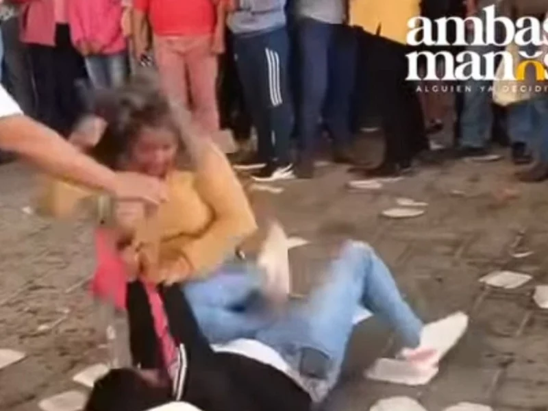 VIDEO: Mujeres se agarran a golpes durante la Feria del Taco en Puebla 