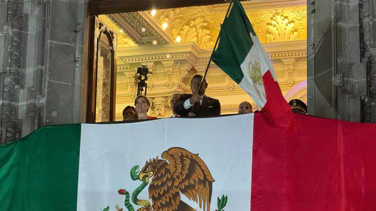 Viva la honestidad, el trabajo y el esfuerzo: Armenta da su primer Grito de Independencia