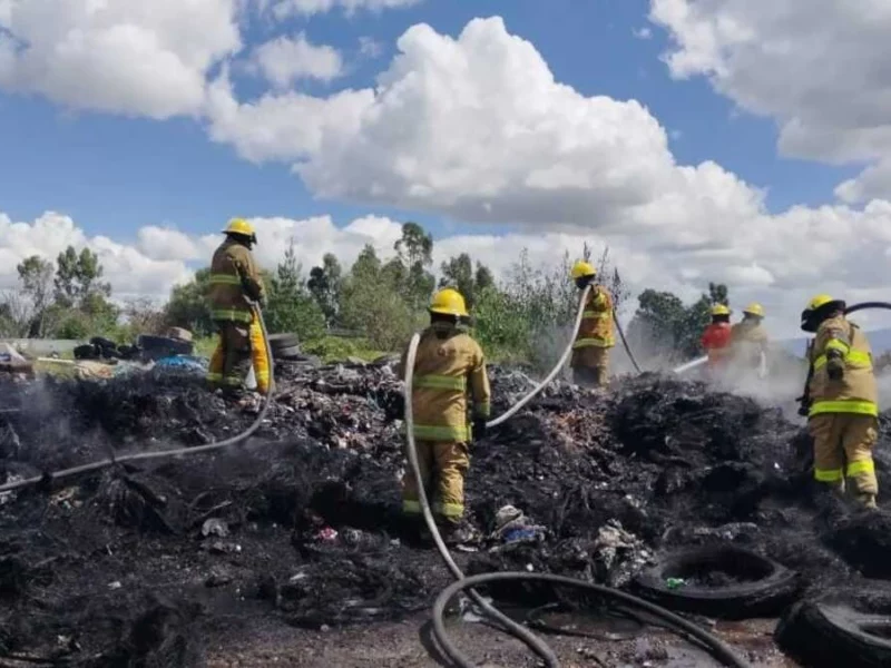 Incendio deja al descubierto basurero clandestino en San Pedro Cholula