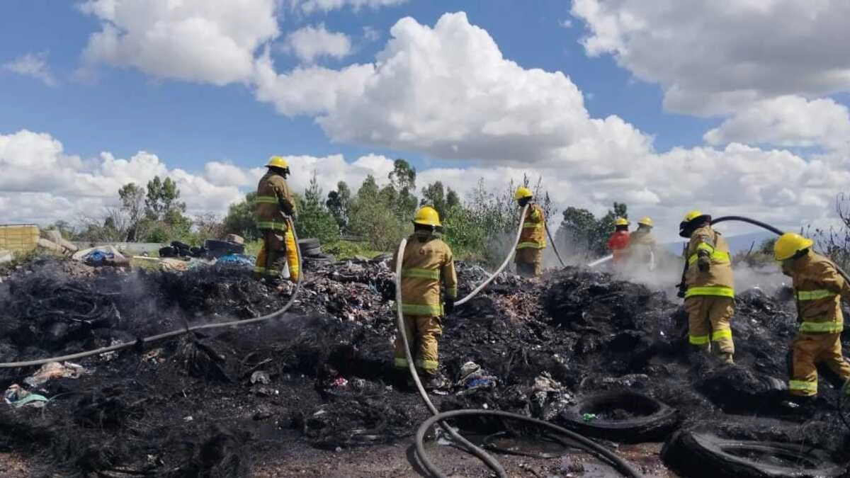 Incendio deja al descubierto basurero clandestino en San Pedro Cholula