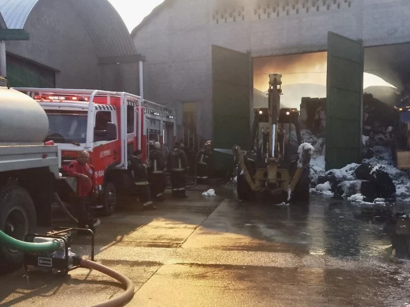 Incendio en bodega de algodón de La Resurrección cumple más de 24 horas activo