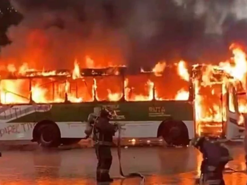 Fuerte movilización frente a Parque Puebla por detención de normalistas que incendiaron un RUTA