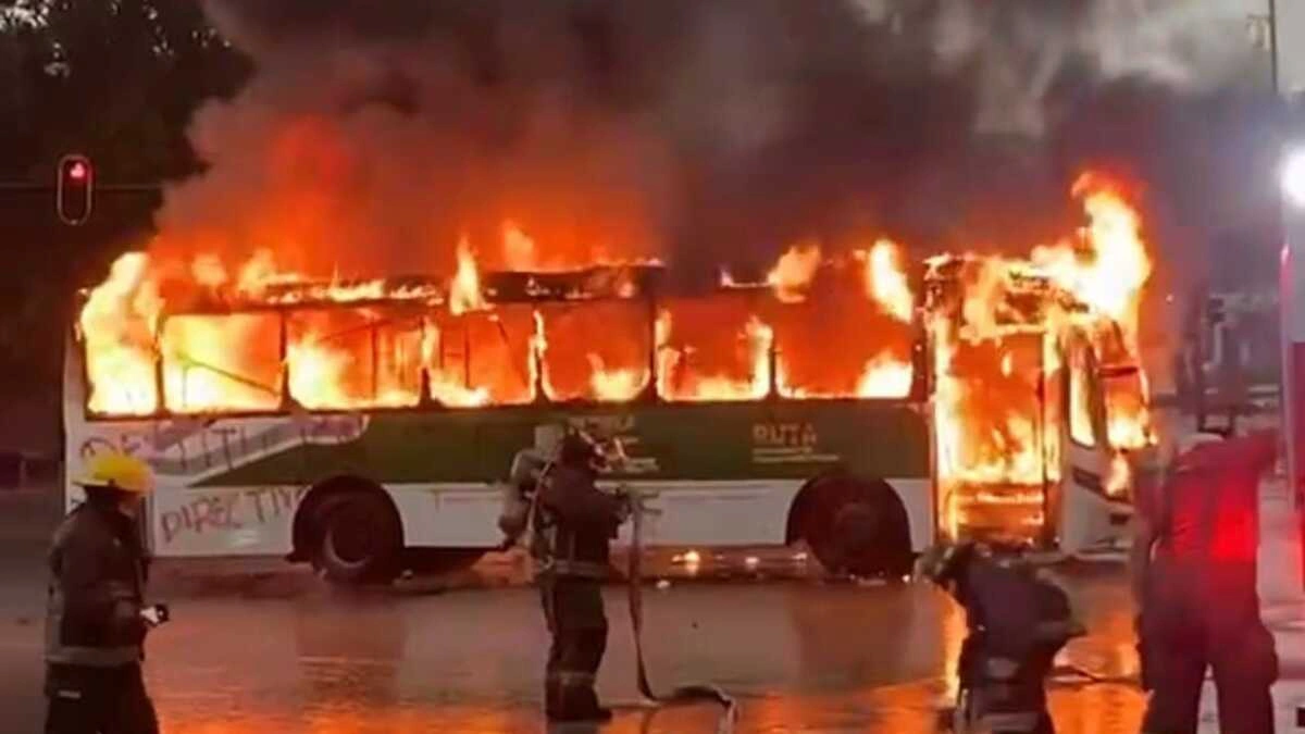 Fuerte movilización frente a Parque Puebla por detención de normalistas que incendiaron un RUTA