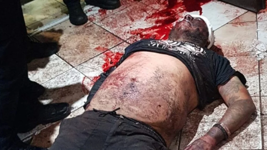 En la marisquería El Timón, golpearon a uno de los asaltantes.