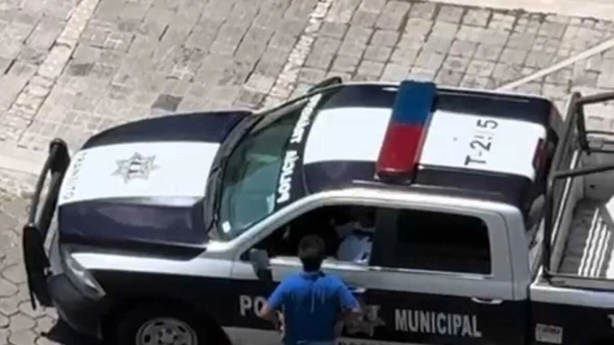 VIDEO: Captan a agente de Tránsito de San Andrés Cholula recibiendo “mordida”