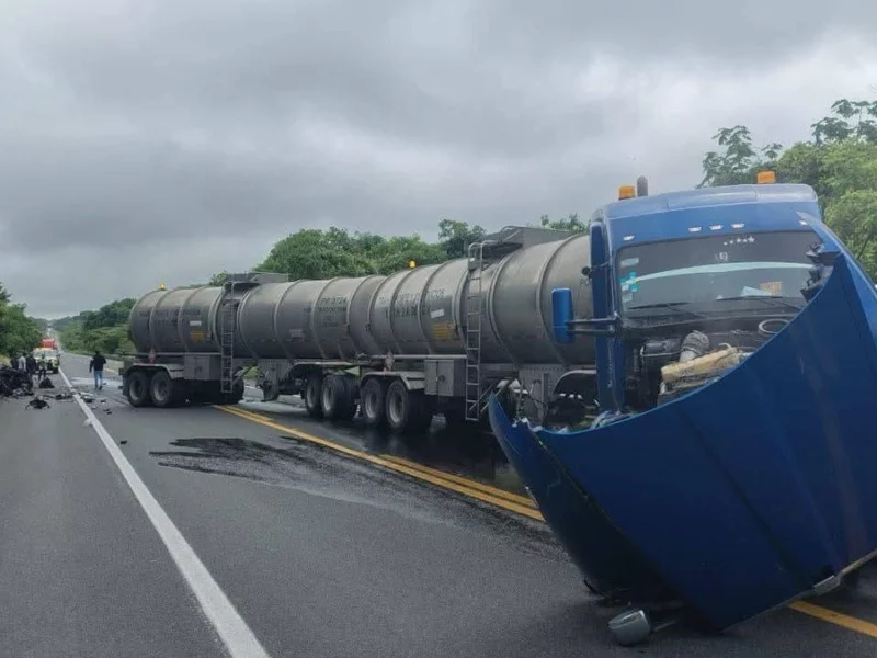 Accidente en la México-Tuxpan deja tres muertos y un lesionado