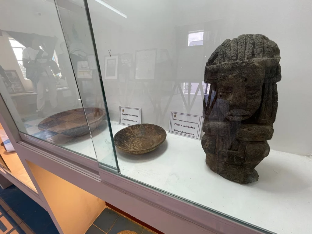 Los objetos que se exhiben aquí como vasijas, artículos de metal, y figuras prehispánicas las recolectaron los propios vecinos. Esto luego de que los encontraron en los patios de sus hogares.