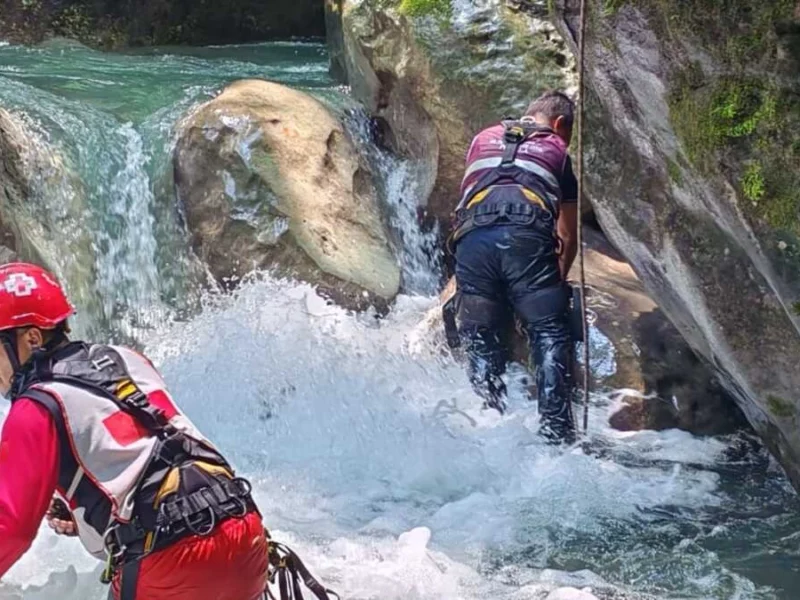 Búsqueda de niña arrastrada por el río en Tlacotepec se extiende a Oaxaca