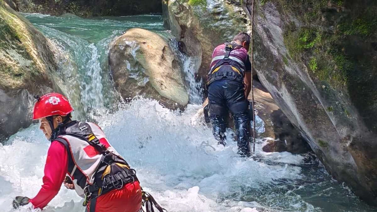Búsqueda de niña arrastrada por el río en Tlacotepec se extiende a Oaxaca