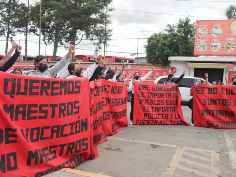 Normalistas de Teteles se manifiestan afuera de la SEP 