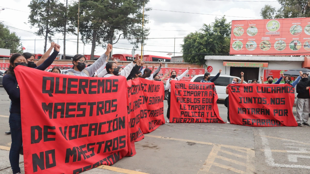 Normalistas de Teteles se manifiestan afuera de la SEP 