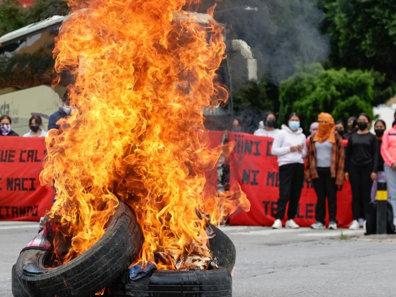 Normalistas de Teteles toman el bulevar 5 de Mayo; evite la zona  
