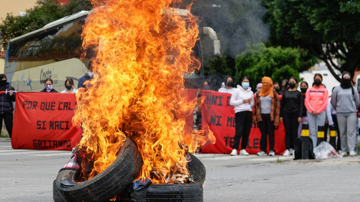 Normalistas de Teteles toman el bulevar 5 de Mayo; evite la zona  