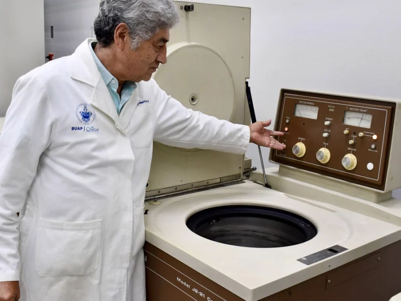 Investigador del ICUAP estudia bacteria capaz de descomponer PET
