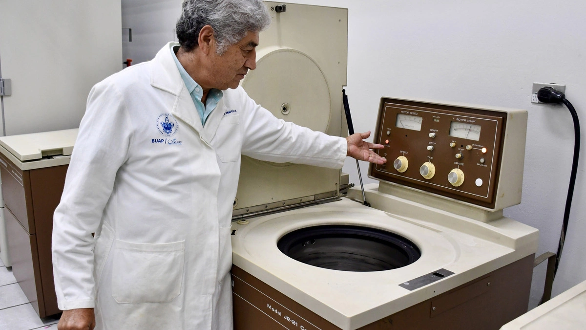 Investigador del ICUAP estudia bacteria capaz de descomponer PET