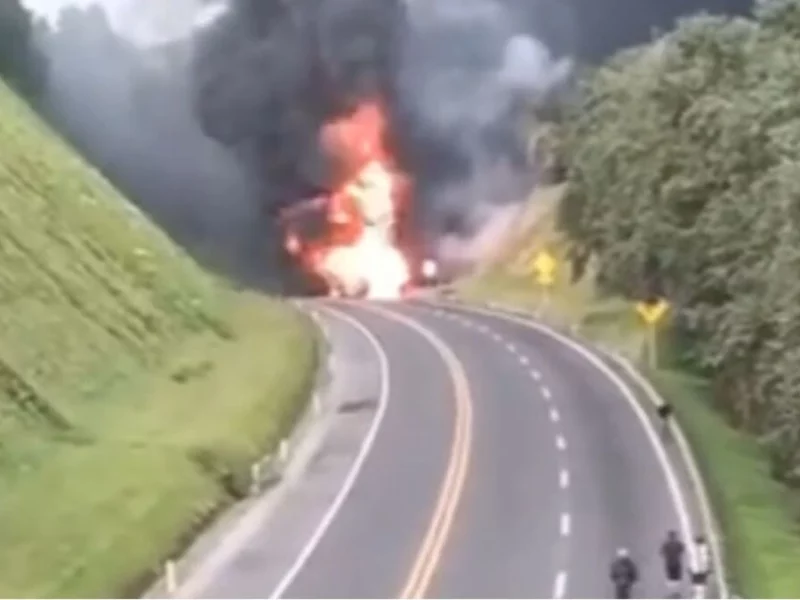 Vuelca pipa y se incendia en la México-Tuxpan a la altura de Huauchinango