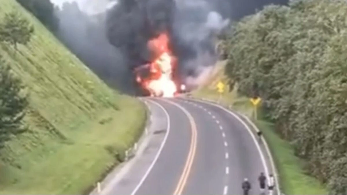 Vuelca pipa y se incendia en la México-Tuxpan a la altura de Huauchinango