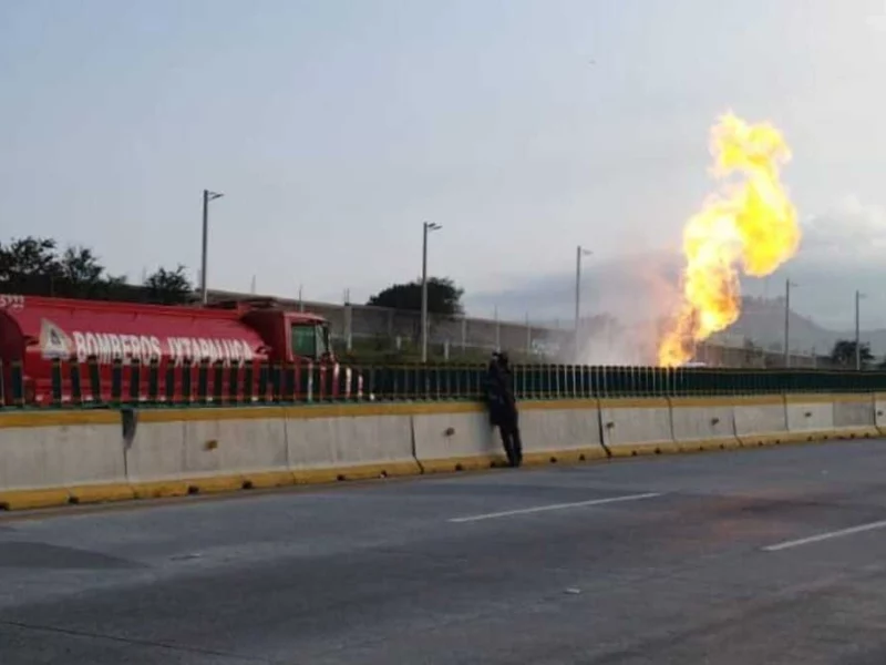 Cierran la autopista México-Puebla durante 9 horas por volcadura de pipa 