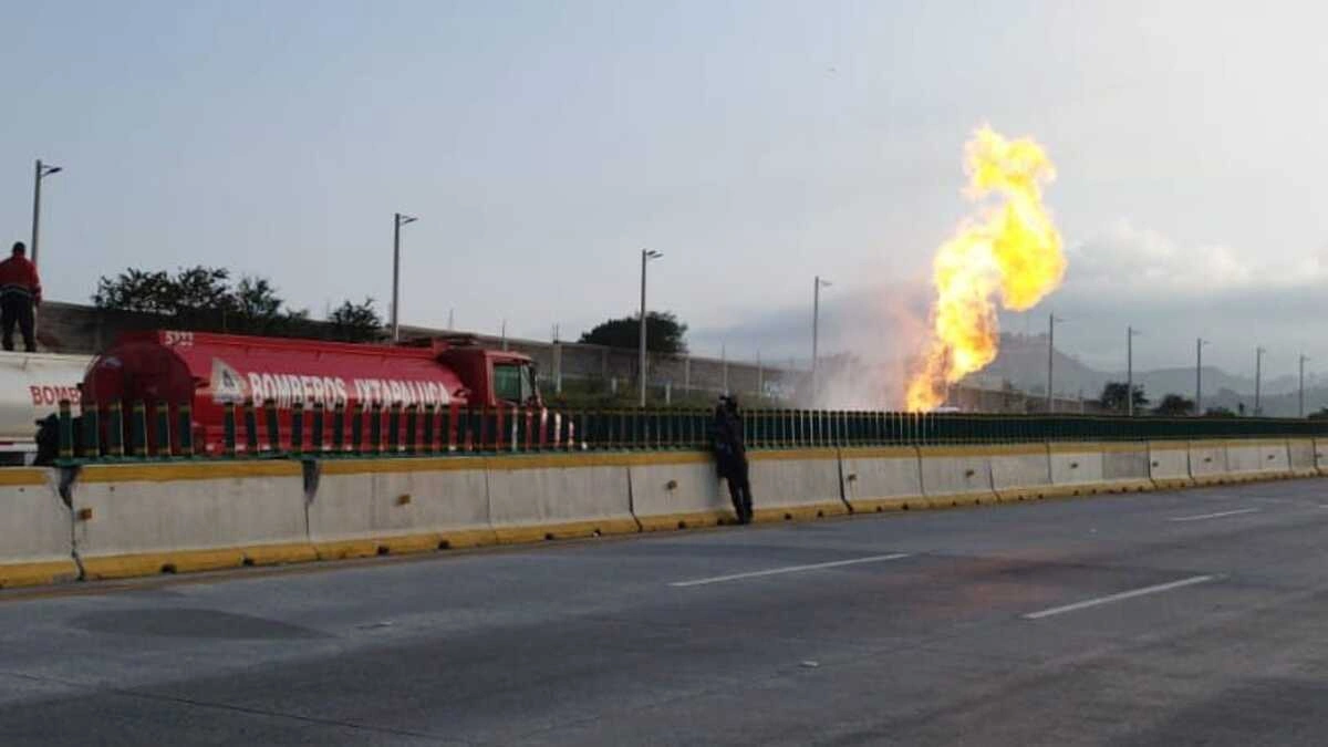 Cierran la autopista México-Puebla durante 9 horas por volcadura de pipa 
