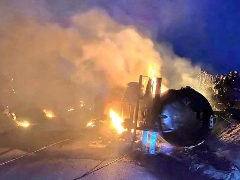 Vuelca pipa con material peligroso en la autopista Puebla-Orizaba 