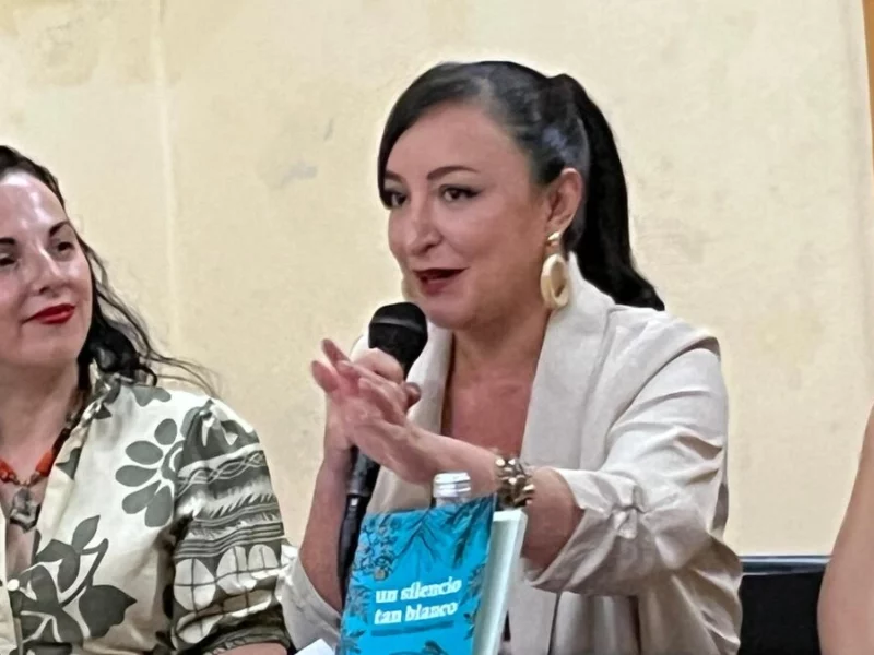 Valeria Guzmán presenta poemario Un silencio tan blanco en Puebla