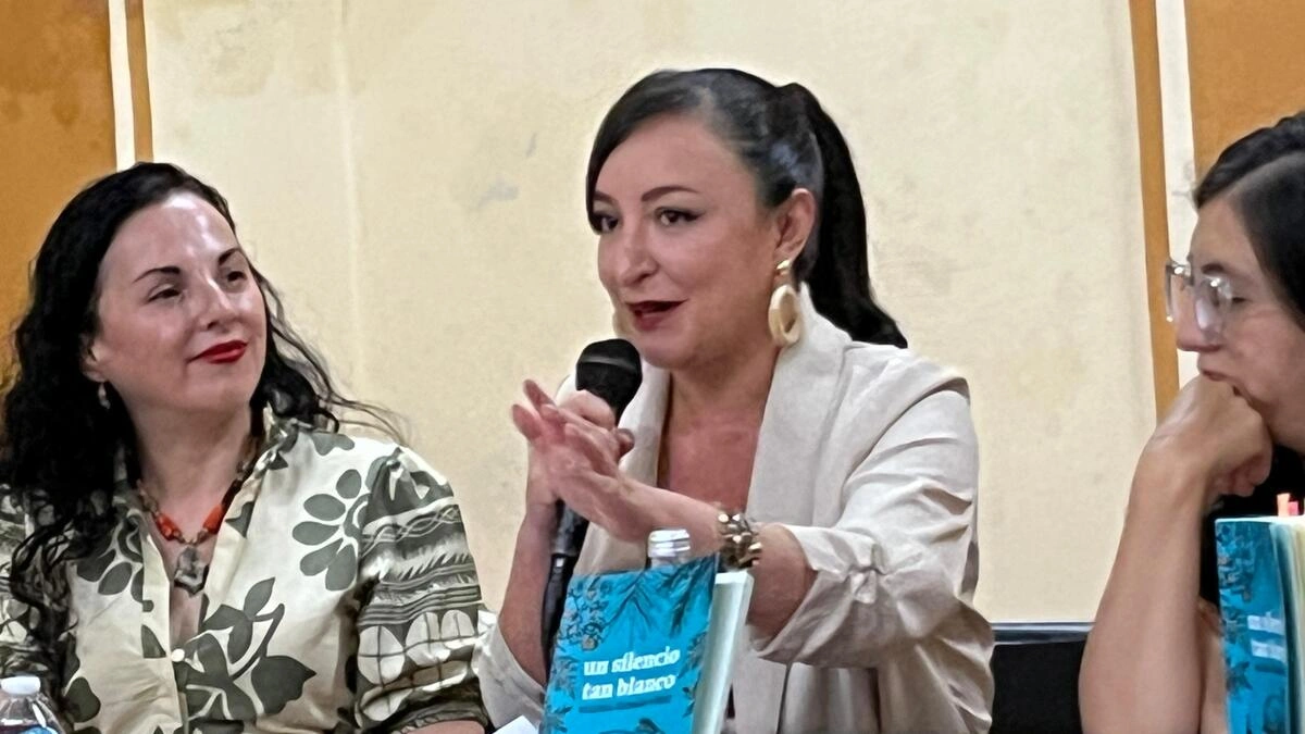 Valeria Guzmán presenta poemario Un silencio tan blanco en Puebla