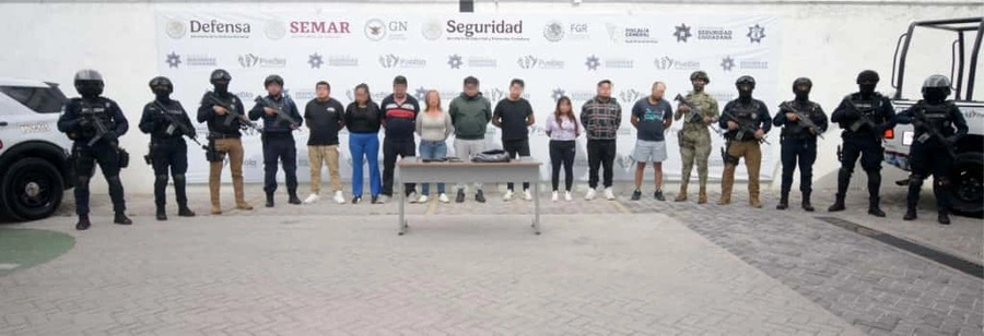 Una policía de Puebla fue detenida con otras 8 personas por robo a transporte.