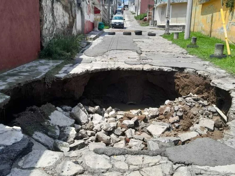 Se forma enorme socavón en la Ignacio Romero Vargas
