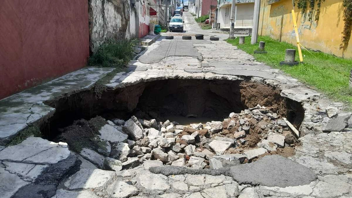 Se forma enorme socavón en la Ignacio Romero Vargas