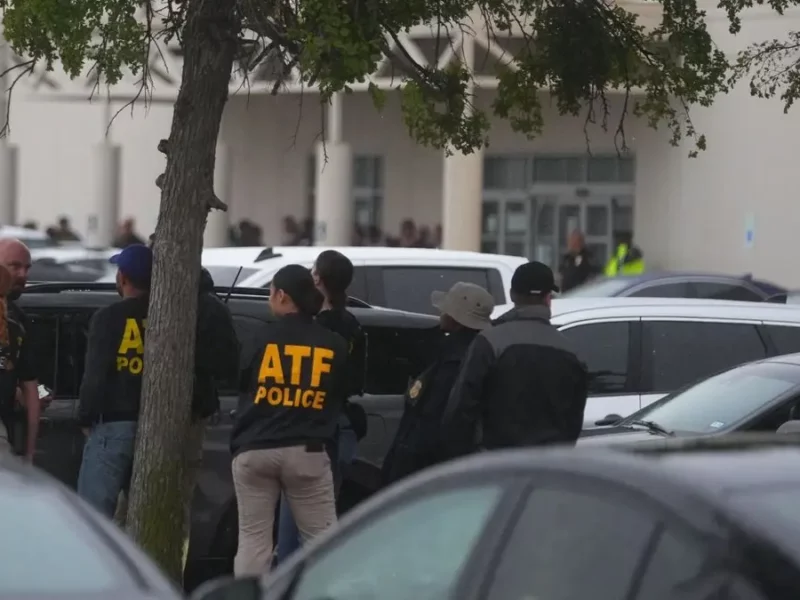 Al menos un muerto durante tiroteo en centro de detención de ICE en Texas  