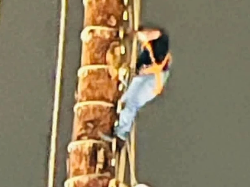 VIDEO: Turista sube al mástil de los voladores en Cuetzalan y amenaza con lanzarse 