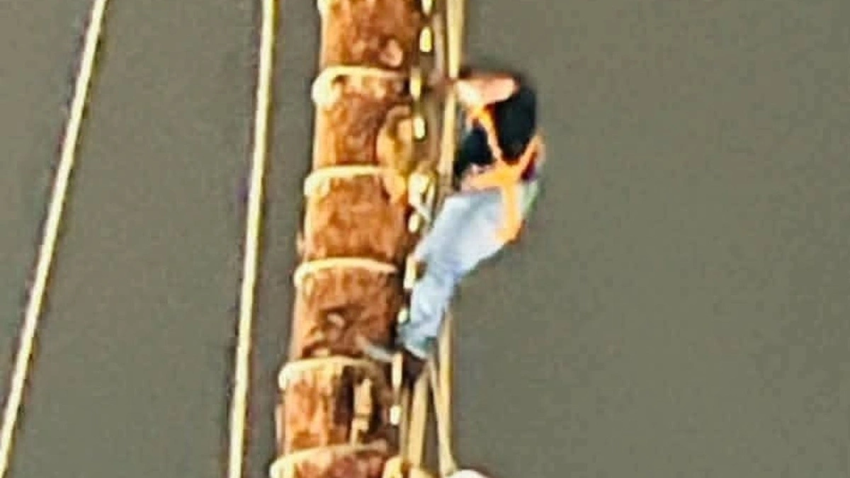 VIDEO: Turista sube al mástil de los voladores en Cuetzalan y amenaza con lanzarse 