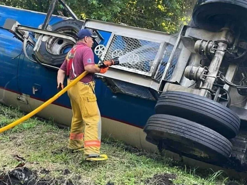 Volcadura de pipa de gas provoca cierre en la carretera Teziutlán-Nautla