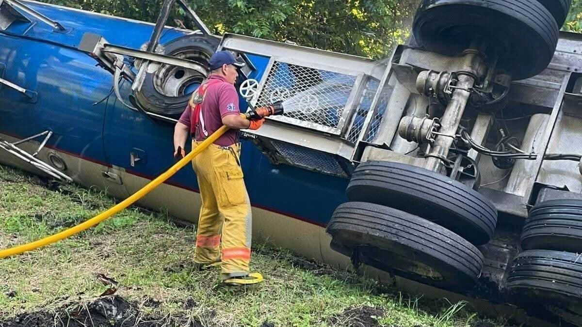 Volcadura de pipa de gas provoca cierre en la carretera Teziutlán-Nautla