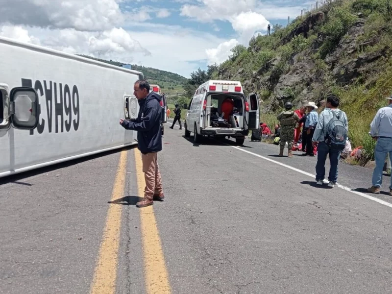 Volcadura de autobús ATAH deja 28 personas lesionadas en la Tlaxco-Tejocotal